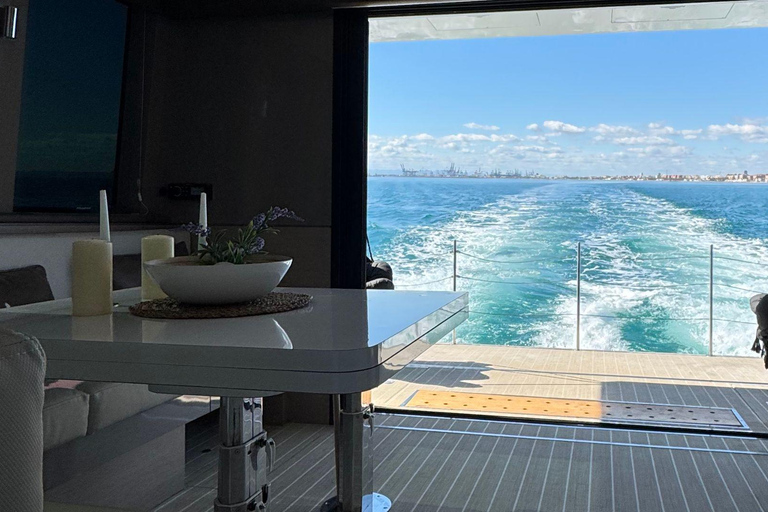 Valencia: giro in barca di lusso con capitano, bevande e bagno privato