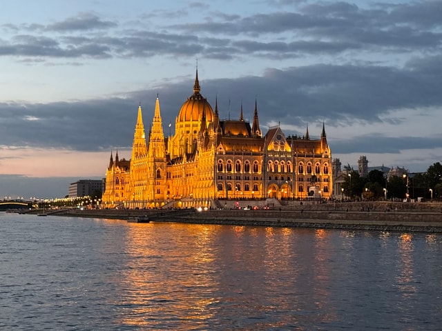 Budapest: Panorama-Donau-Bootsfahrt mit unbegrenzten Getränken