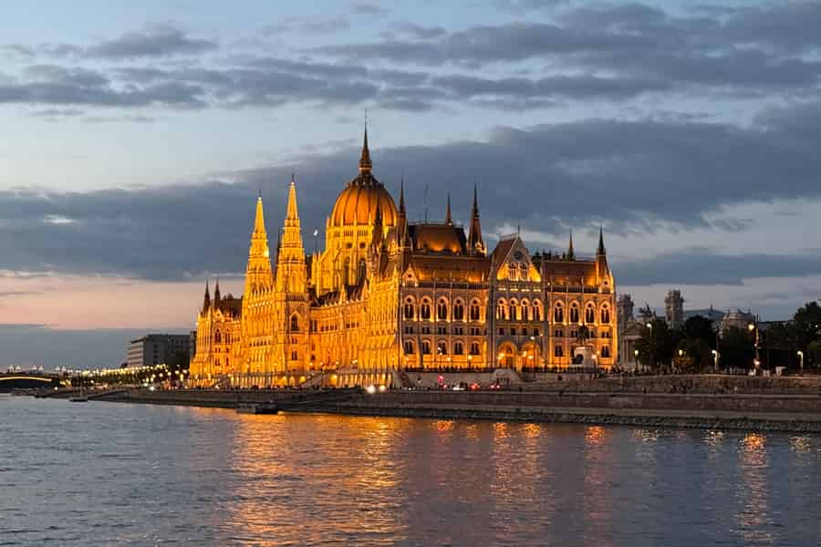 Budapest: Panorama-Donau-Bootsfahrt mit unbegrenzten Getränken. Foto: GetYourGuide