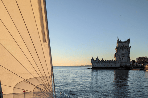 Lissabon: 2 Stunden Bootstour. Gemeinsames Erlebnis. Tag-Sonnenuntergang-NachtLissabon: Bootstour. Gemeinsames Segelerlebnis. Sonnenuntergang.