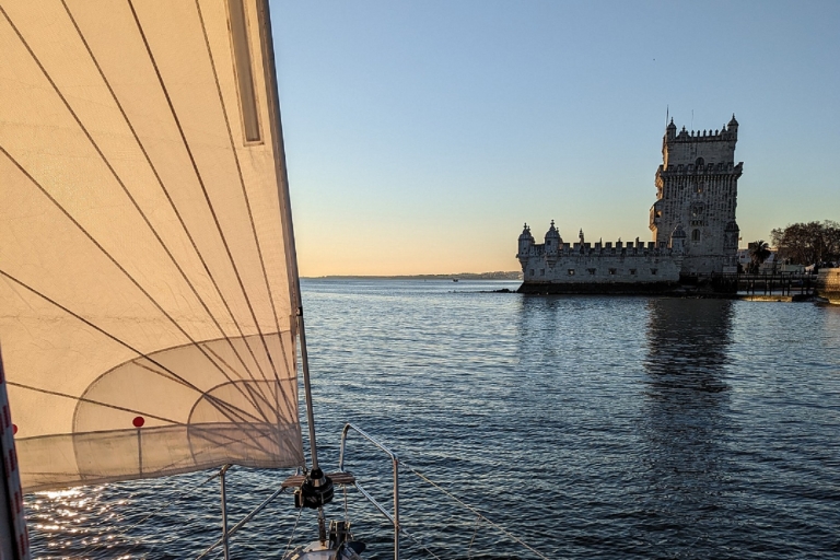 Lizbona: 2-godzinny rejs statkiem. Wspólne doświadczenie. Dzień-Zachód-NocLizbona: Rejs statkiem. Wspólne doświadczenie żeglarskie. Zachód słońca.