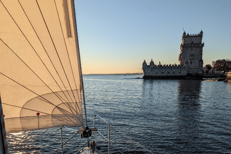 Lissabon: 2 Stunden Bootstour. Gemeinsames Erlebnis. Tag-Sonnenuntergang-NachtLissabon: Bootstour. Gemeinsames Segelerlebnis. Sonnenuntergang.