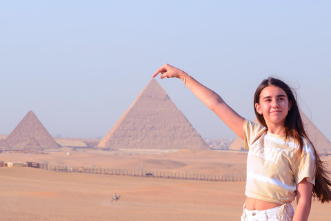 Giza: Female Guided Pyramids and Egyptian Museum Tour Pyramids Only — Shared With Ticket