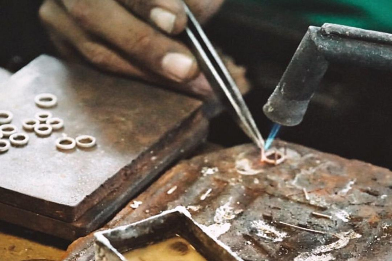 Yogyakarta: Prambanan Temple, Kota Gede & Beach Tour