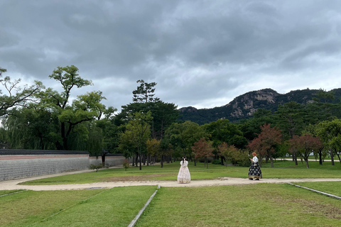 Walking through the heart of Seoul. Tour in Spanish