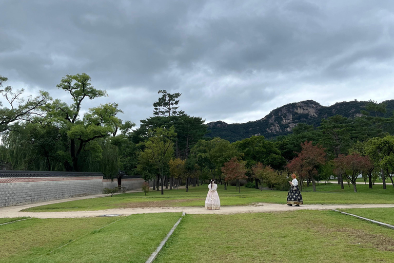 Walking through the heart of Seoul. Tour in Spanish