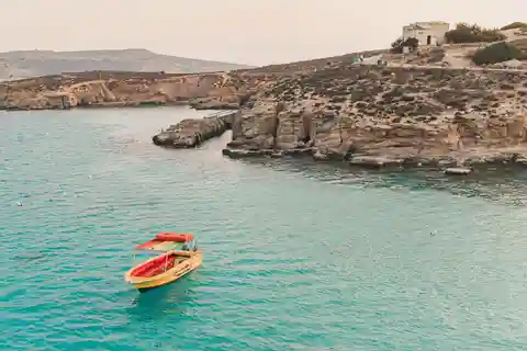 Comino: Lagoa Azul, Lagoa de Cristal, Grutas, Barco Privado Malta