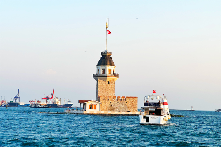 Estambul: Crucero en yate por el Bósforo y el Cuerno de Oro al atardecer