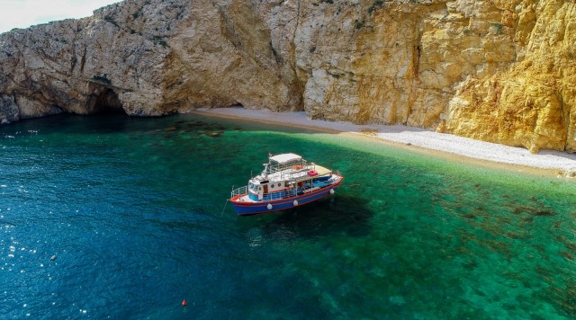 Visit Krk Golden Beach and Plavnik Cave Cruise with Welcome Drink in Krk