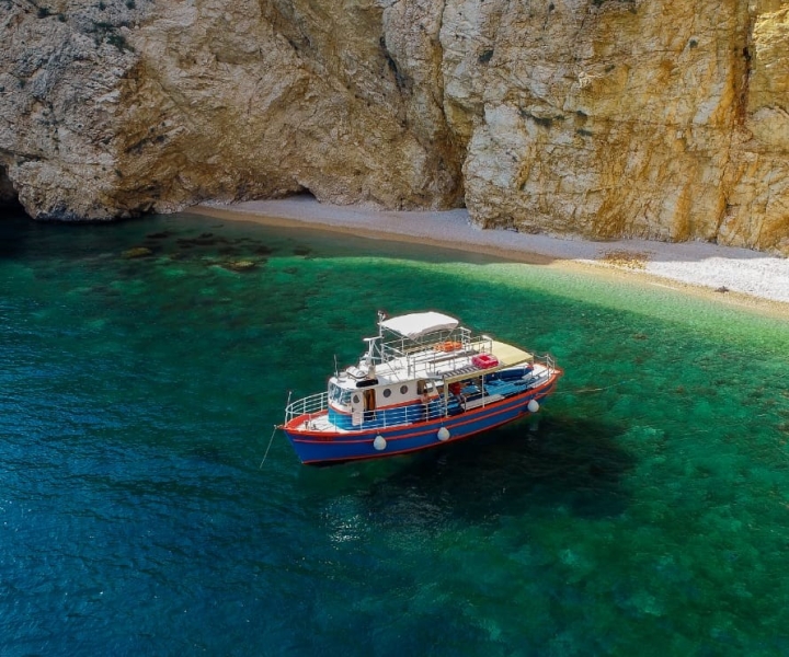 Krk: Golden Beach and Plavnik Cave Cruise with Welcome Drink