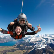 Interlaken: ¡Salta en paracaídas sobre los Alpes suizos!