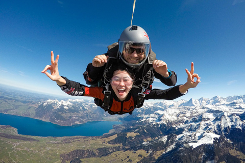 Interlaken: Parachutespringen boven de Zwitserse Alpen