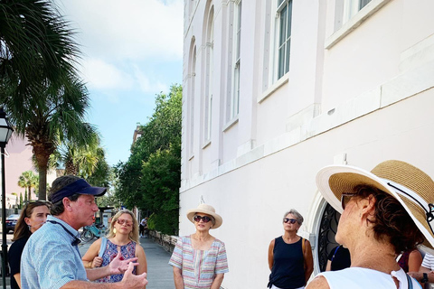 Charleston: Wycieczka piesza ukrytymi alejkami z biletem do muzeumCharleston: Wycieczka piesza "Ukryte przejścia" z biletem do muzeum