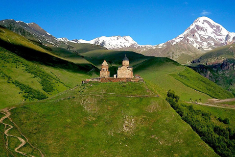 Depuis Tbilissi : Excursion d&#039;une journée au mont Kazbek et à la forteresse d&#039;Ananuri