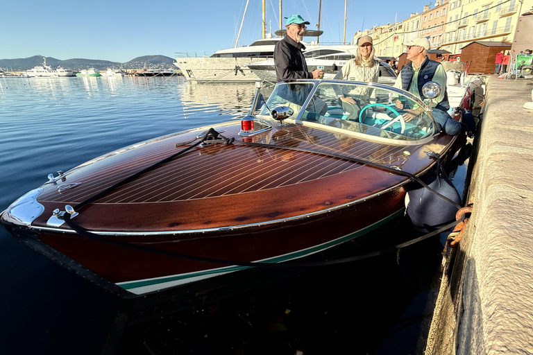 Saint-Tropez: Tour privato in barca classica RIVATour privato di 1 ora in barca classica RIVA