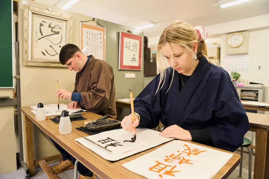 Tokio: Kalligrafie-Workshop und originelle T-Shirt-Kreation. Foto: GetYourGuide Tokio: Kalligrafie-Workshop und originelle T-Shirt-Kreation. Foto: GetYourGuide
