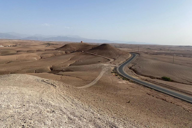 Marrakesz: Agafay Desert Sunset Quad Bike z kolacją i pokazem