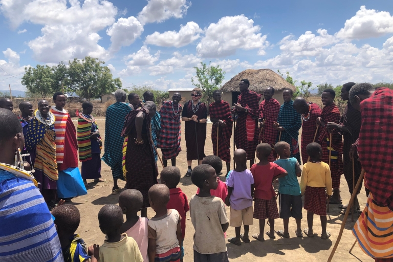 Excursión en familia-Aldea Maasai y Termas de Chemka en Tanzania