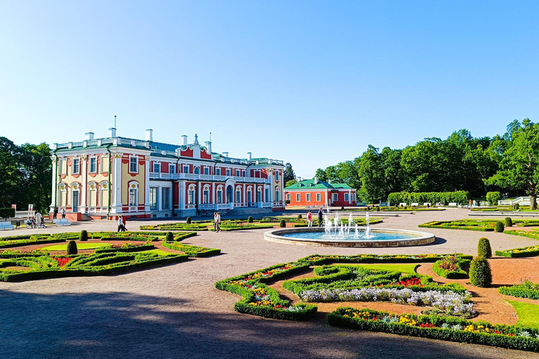 Passeio de carro de 2 horas por Tales of Tallinn