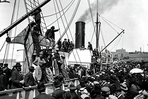 Seattle: Waterfront Gold Rush History Tour with Great Wheel