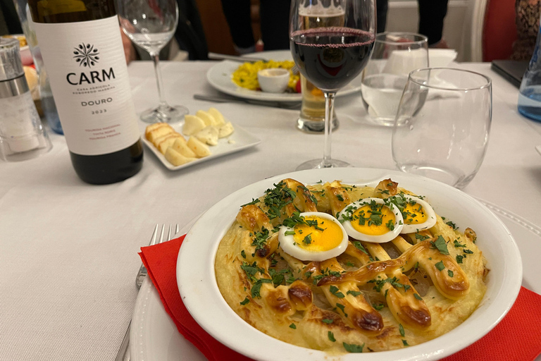 Porto: Dinner with a Fado show and traditional Portuguese music Porto: Dinner with a Fado show and traditional Portuguese music