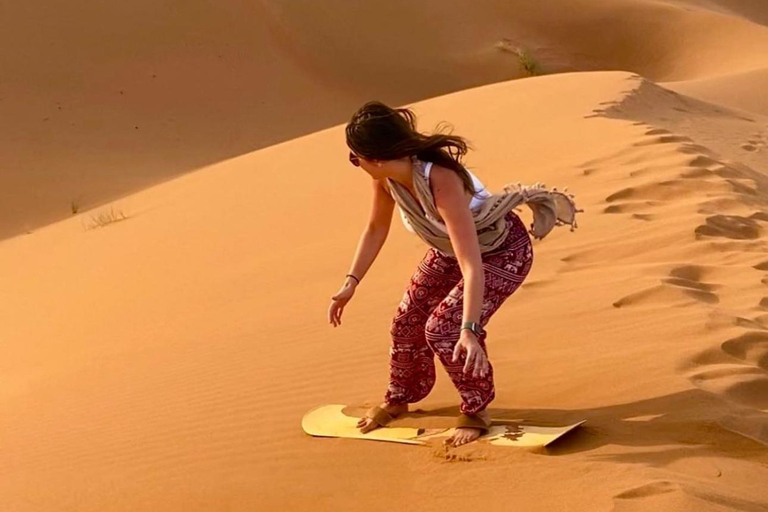 Teilen: Wüstensafari mit Dune Bashing und Kamelritt