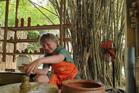 Faites l&#039;expérience de la fabrication de poteries avec les habitants du village de Thanh Ha.