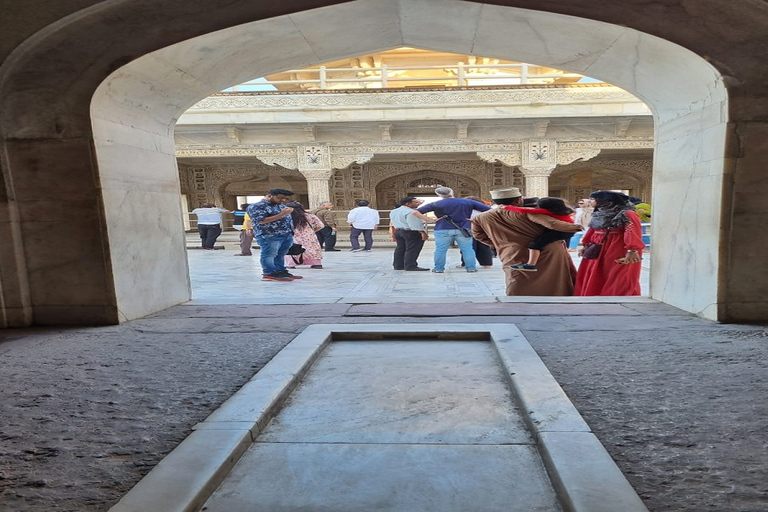 De Delhi: viagem de um dia ao Taj Mahal e Forte de Agra pelo trem GatimanViaje apenas com guia turístico local experiente