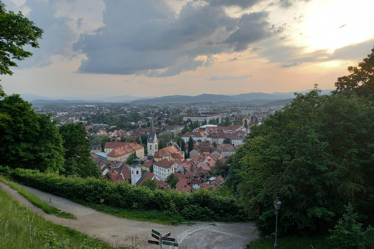 Ljubljana : château magnifique à pied et nouveaux lieux :)Le château de Ljubljana à pied et à travers de nouveaux lieux de la ville