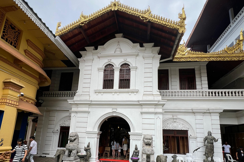 Colombo: Tuk Tuk City Tour with Entry Fees and Guide
