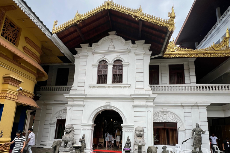 Colombo: Tuk Tuk City Tour with Entry Fees and Guide
