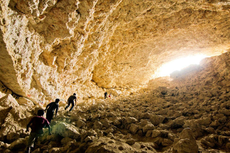 الدوحة: جولة بصحبة مرشد في كهف المسفر
