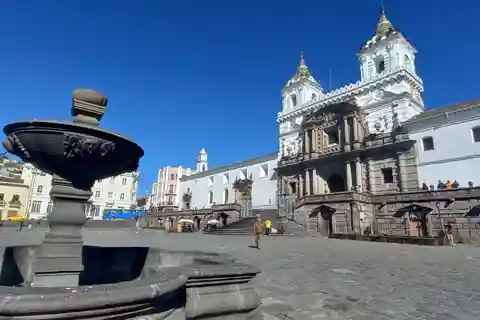 Quito City Tour: Visit Old Town and Middle of the World