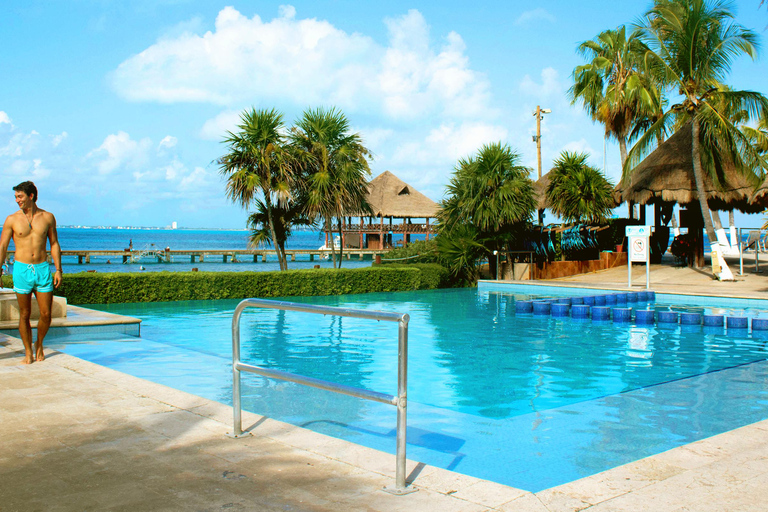 Isla Mujeres: Full Day at Dolphin Discovery Dolphin Royal Connection: Enjoy a VIP experience with two dolphins