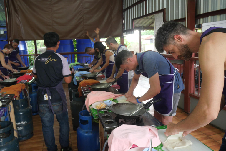 Chiang Mai: Corso di cucina thailandese nella fattoria e nel mercato biologicoNella fattoria e nel mercato biologico