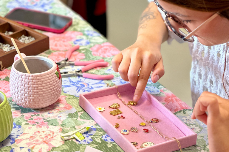 Cholet: Workshop zur Herstellung von Charme-HalskettenCholet: Workshop zum Erstellen von Halsketten mit Charms