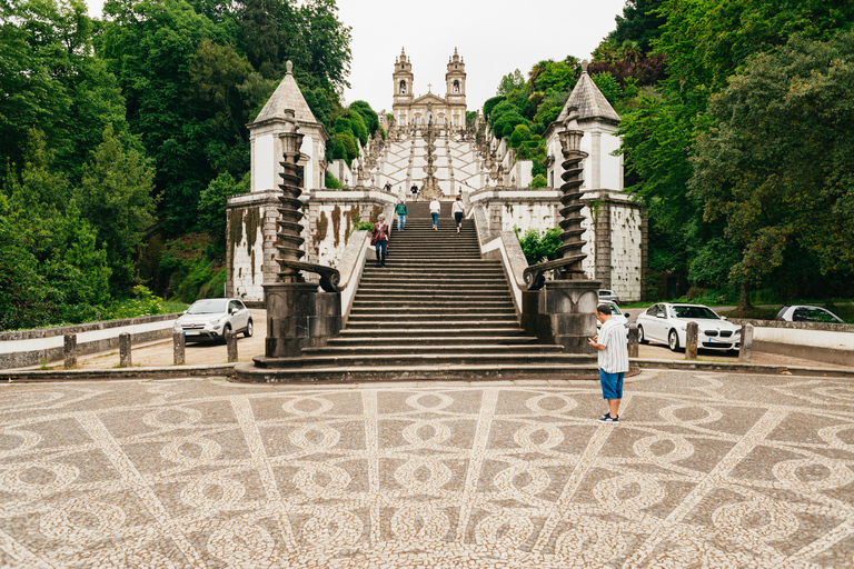 Desde Oporto: tour de día a Braga y Guimarães con almuerzoRecogida y regreso al hotel incluidos.