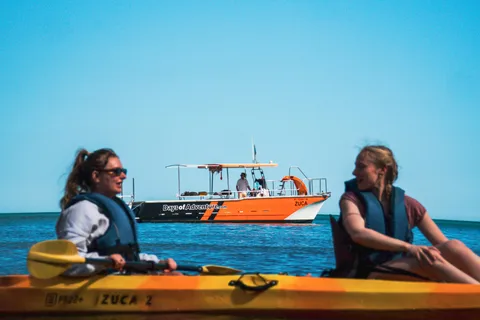 Da Lagos: Tour delle grotte di Ponta da Piedade in kayak dal catamarano