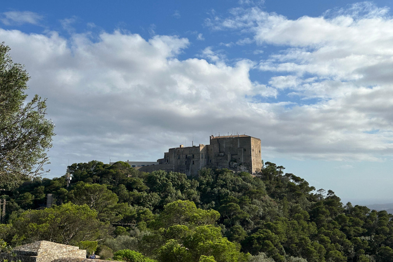 Hiking tour with a dream view of the former monastery of Sant Salvador, 3-4 hours. Hiking tour with fantastic views to the former Sant Salvador monastery 3-4 hrs.