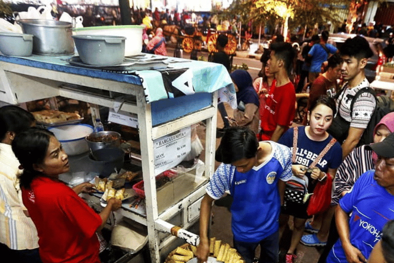 Yogyakarta: Tour serale a piedi e street foodYogyakarta: Tour a piedi notturno