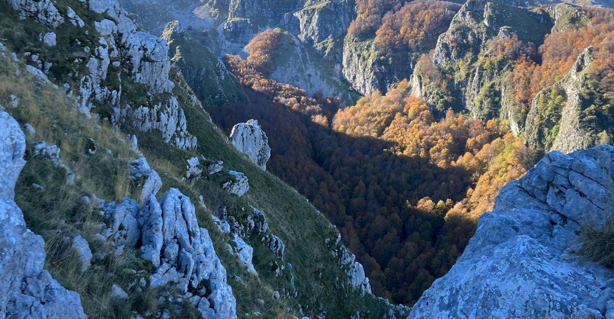 Molise: Trekking Guidato tra Boschi, Grotte e Cascate