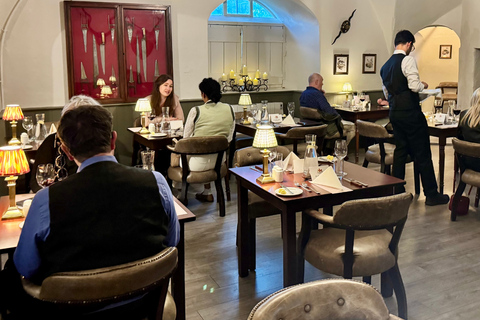 Dublin: Malahide Castle Hunt Dinner with Drinks Dublin: Malahide Castle Hunt Vegetarian Dinner with Drinks