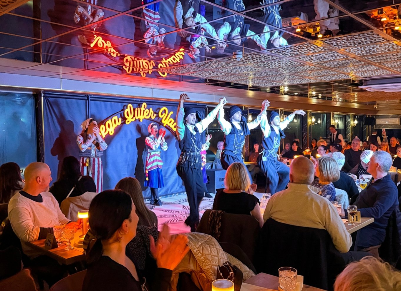Istanbul: Bosporus-middagscruise og show med privat bord