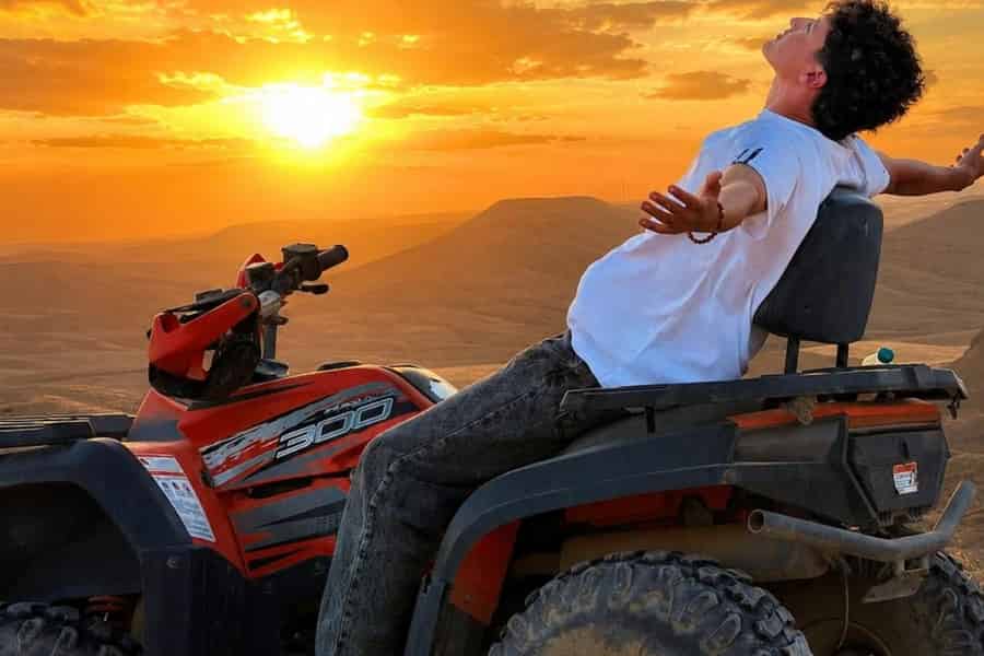 Marrakesch: Agafay-Wüste - Quadfahrt im Abendrot, Kamelritt & Abendessen. Foto: GetYourGuide