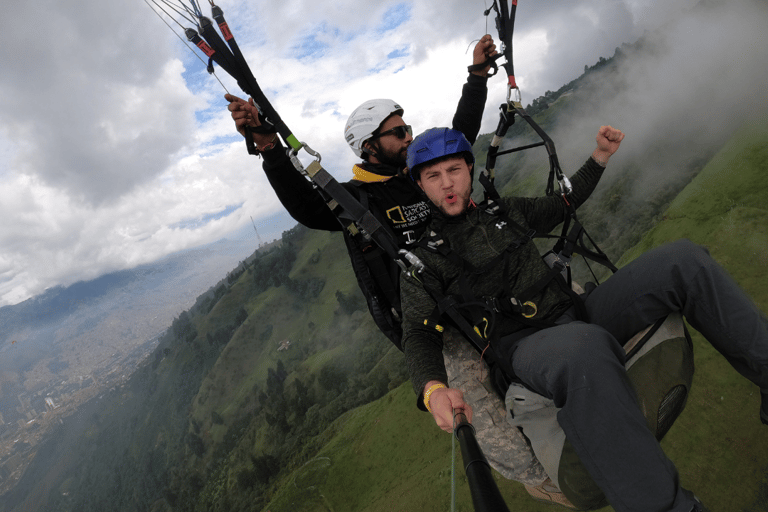 Medellin: Gleitschirmfliegen RUBEN FLYMedellin: Paragliding Tour