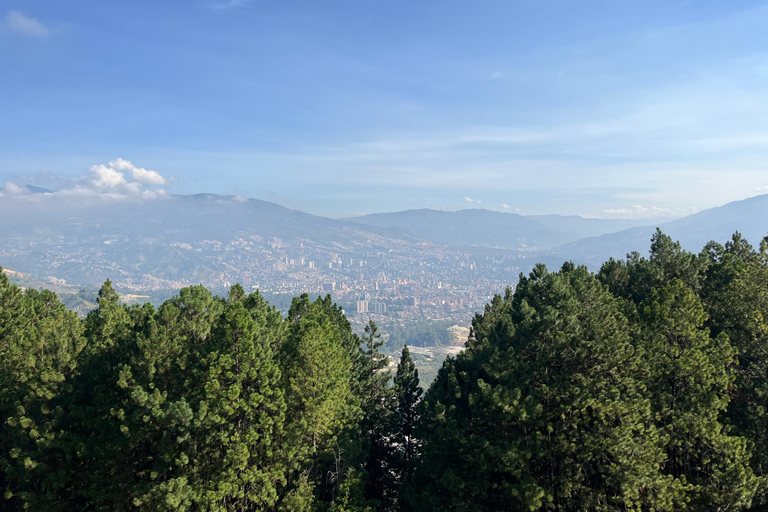 MEDELLÍN: Senderismo a las Nubes: Explora el Cerro de las 3 Cruces