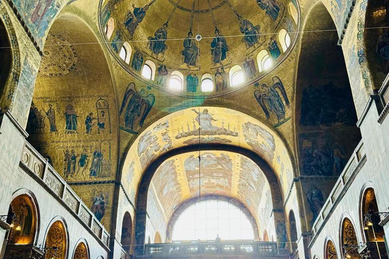 Veneza: Acesso prioritário à Basílica de São Marcos e tour guiadoTour pela França