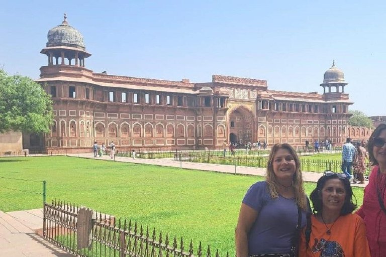 From Delhi: Taj Mahal Day Trip by AC Car with 5-Star Lunch All-Inclusive Tour: AC Car, Guide, 5-Star Meal & Tickets