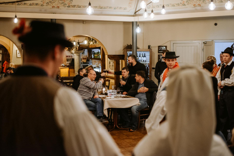 Jantar e show esloveno tradicionalLjubljana: Jantar e apresentação tradicional eslovena