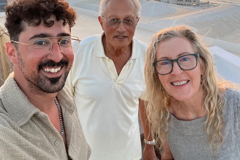 Visite d&#039;un manoir du XVe siècle - Bouteille de vin et plateau au coucher du soleil !Visite d&#039;un manoir du XVe siècle - Bouteille de vin et plateau au coucher du soleil.